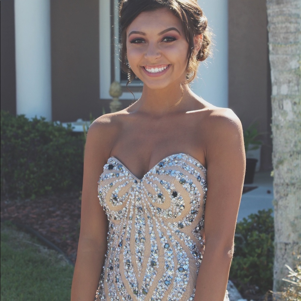Stunning prom dress, only worn once!